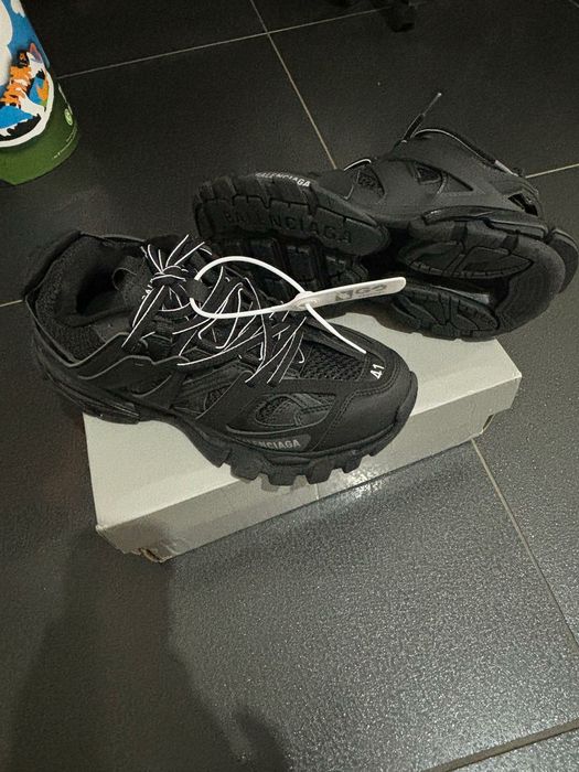 Adidași unisex diverse modele.