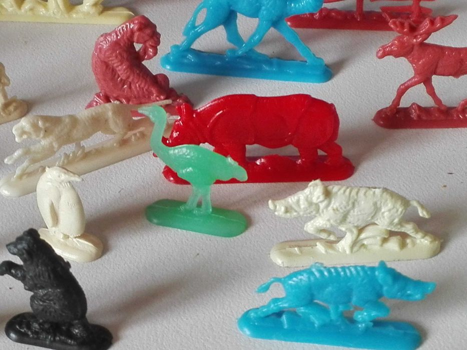 Пластмасови играчки - животни и моторчета.