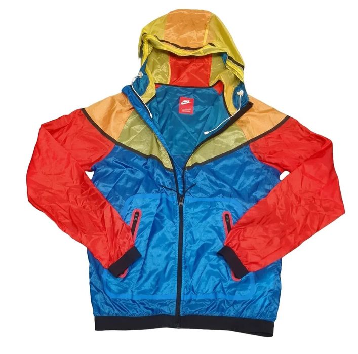 Nike Tech Hyperfuse Windrunner 

Чисто нова с етикети. 

Размер S

Цен