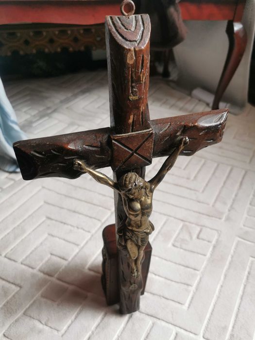 Crucifix din lemn cu corpul lui Isus Hristos din metal alama sau bronz