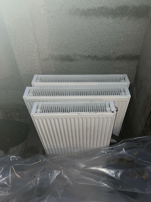 Vand 2 calorifere in stare buna