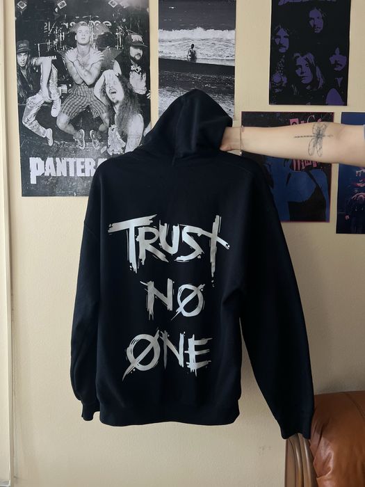 Суичър Engineers of death: Trust no one