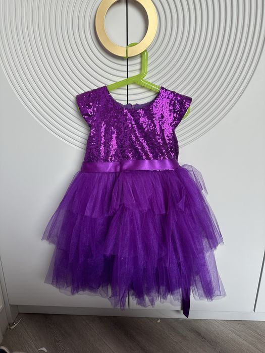 Продам детское платья б/у. Подойдет для детей 5-6 лет