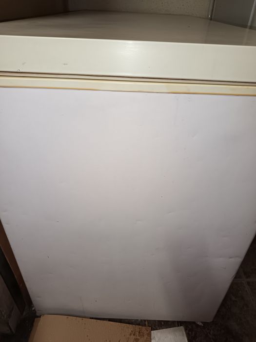 Легнал  фризер цвят бял