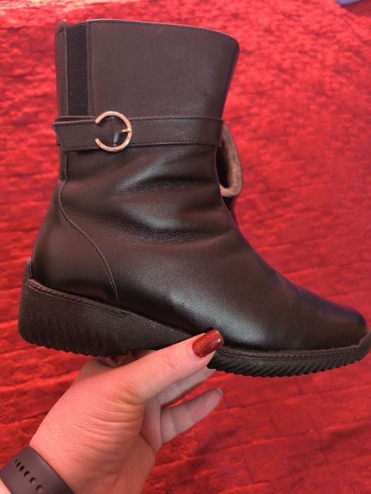 Продам новые кожаные сапожки