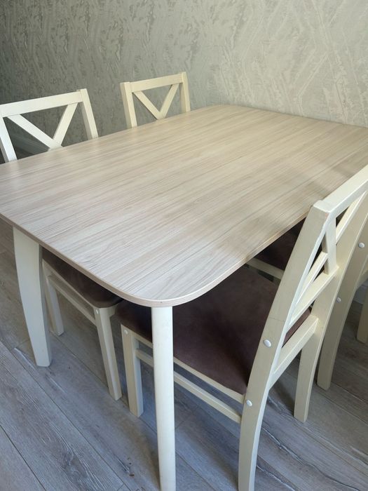 Стол со стульями