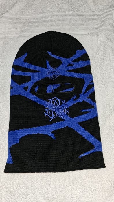 Cagulă neagră cu model albastru