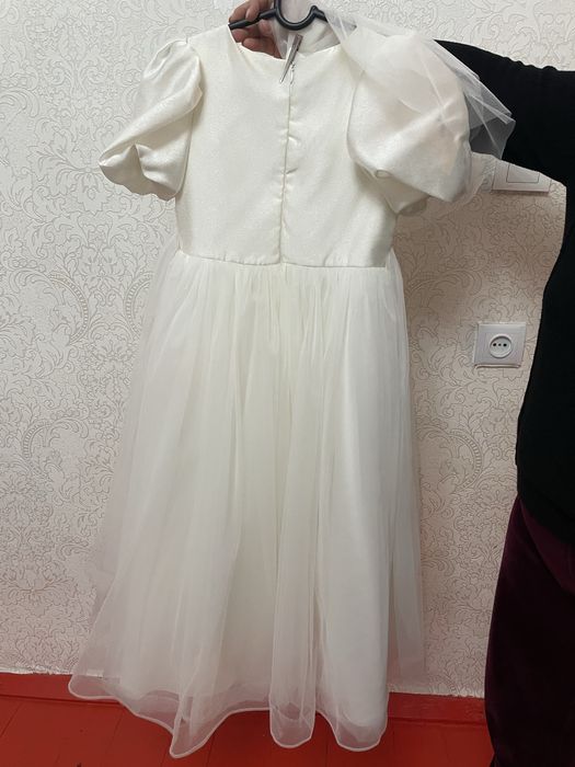 Сәнді ақ көйлек сатылымда