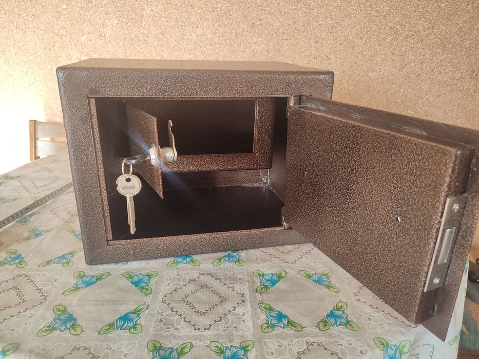 Сейф   небольшой