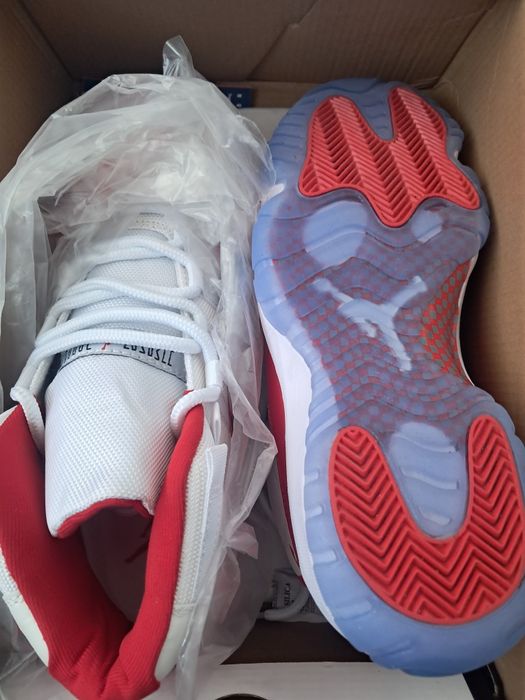 Джорданы 11 красное-белые