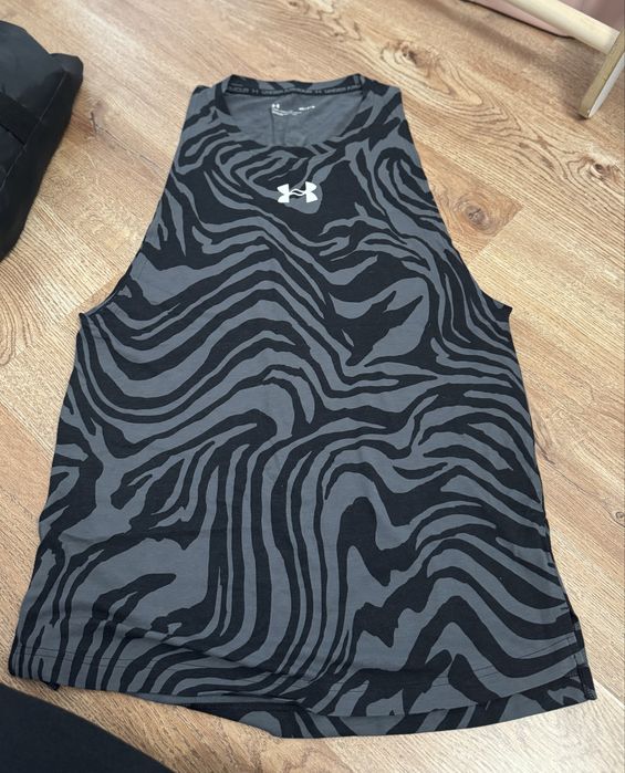 UA баскетболен топ Baseline с щампа, Черен/Сив