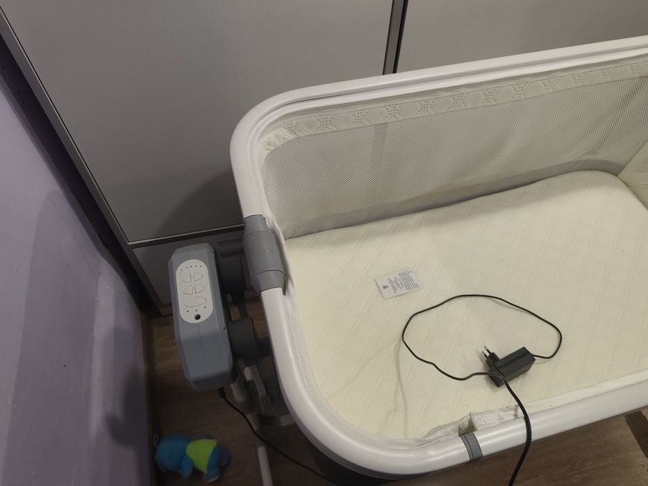 Продам кроватку с маетником