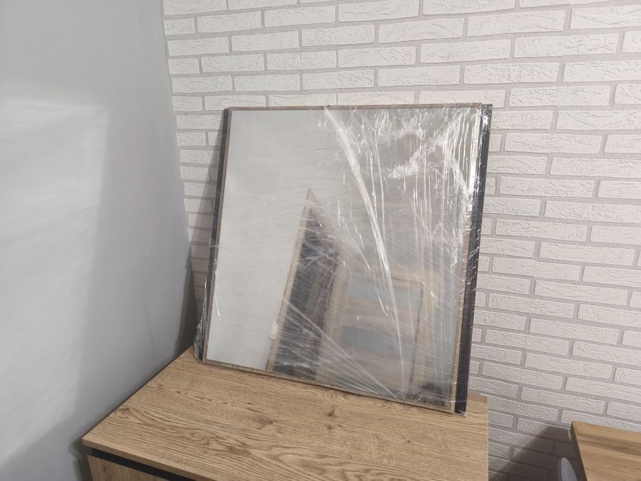 Скрин с три чекмеджета. Огледало. Нови не използвани.