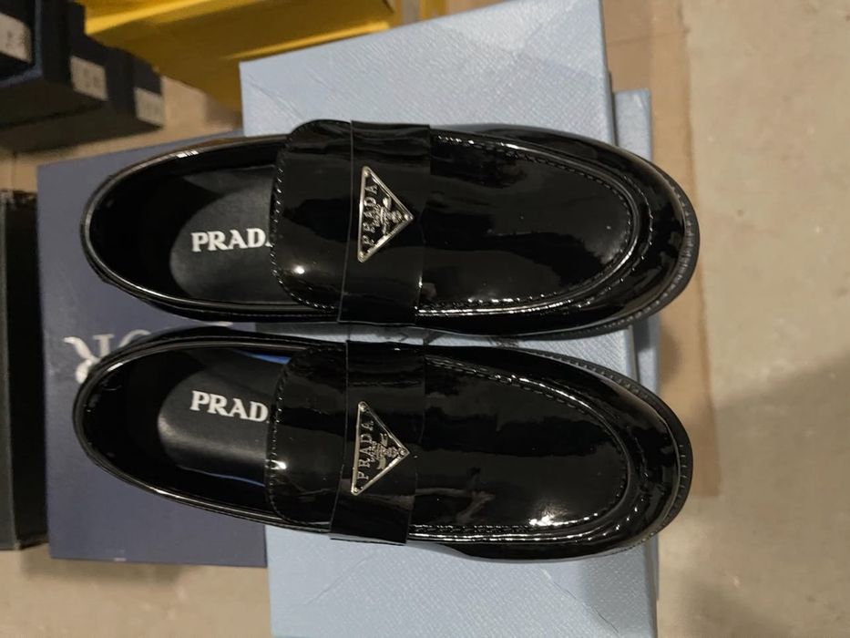 Новые туфли для мальчиков и девочек