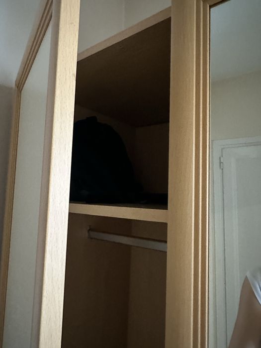 Гардероб с огледало - Идеален е! Само с счупена долна дъска