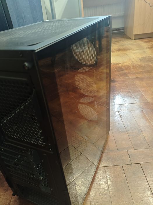 Vând carcasă de PC