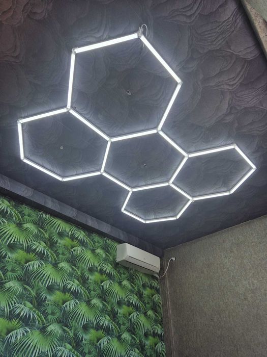Led Honeycomb 5 hexagoane 200w 235 x 164 cm pentru frizerie micuta
