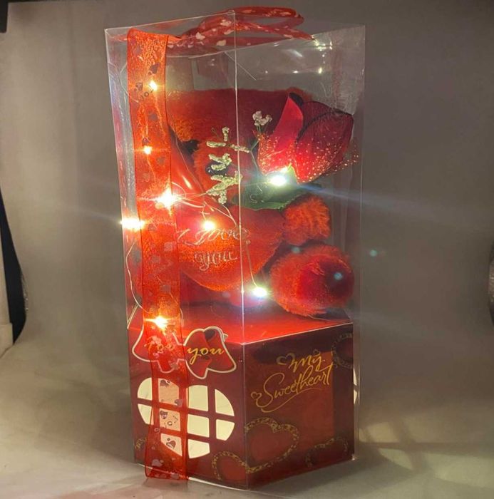 Плюшено мече с LED и сърце - в подаръчна опаковка