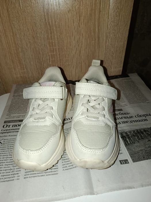 Кроссовки  на 6-7 лет