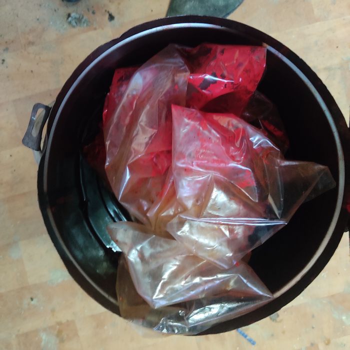 Продам  краску красный и градусник