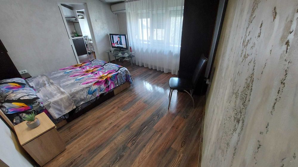 Inchiriez apartament cu o camera (mansarda)