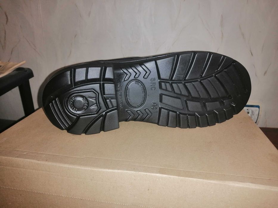 Продавам мъжки зимни обувки.