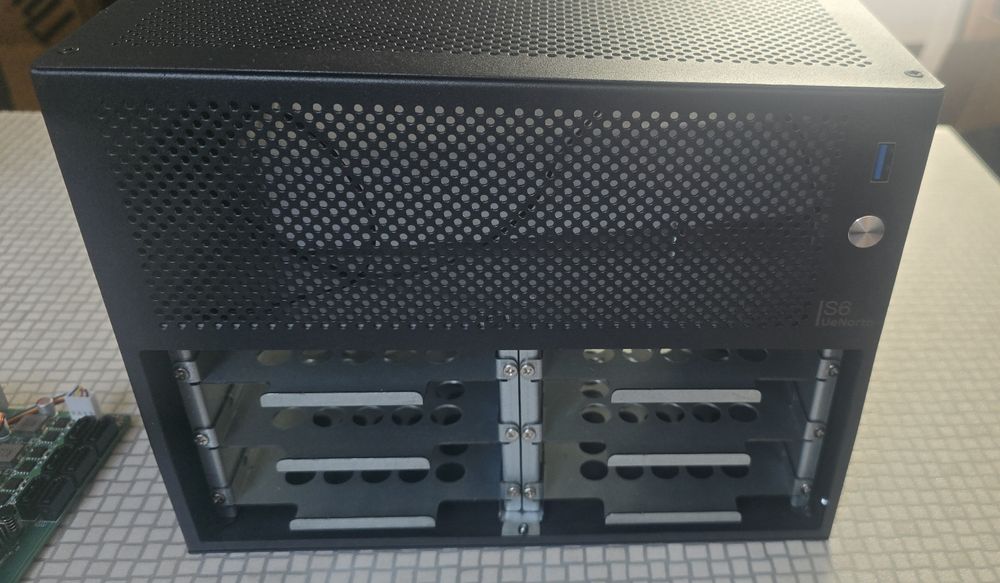 Продавам ITX дънна платка и кутия перфектни за Truenas NAS