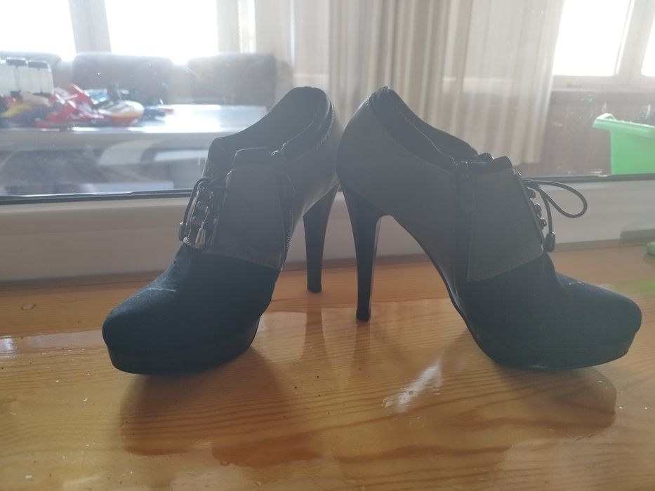 Продаются замшевые туфли