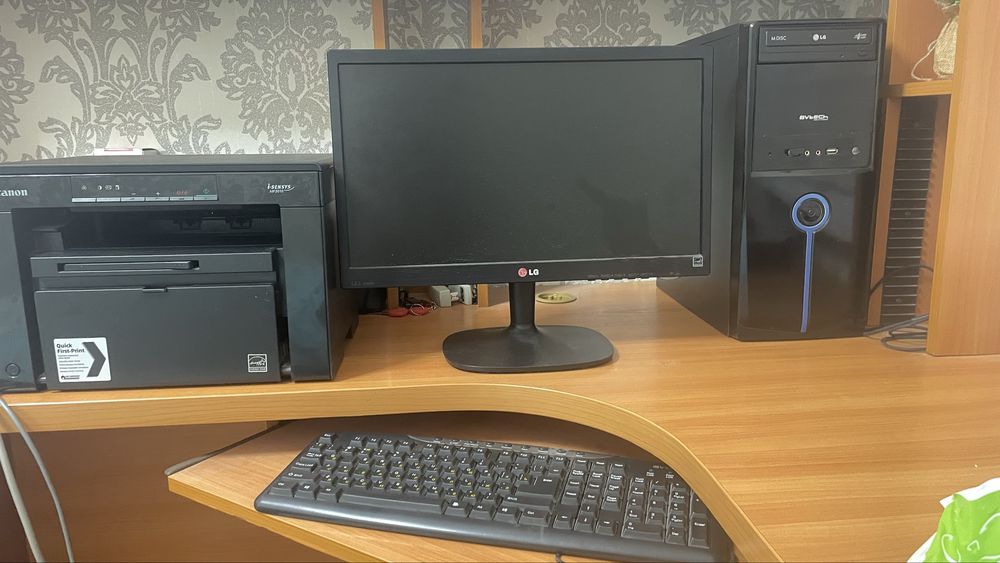 Продается компютер принтер месте с мебелью