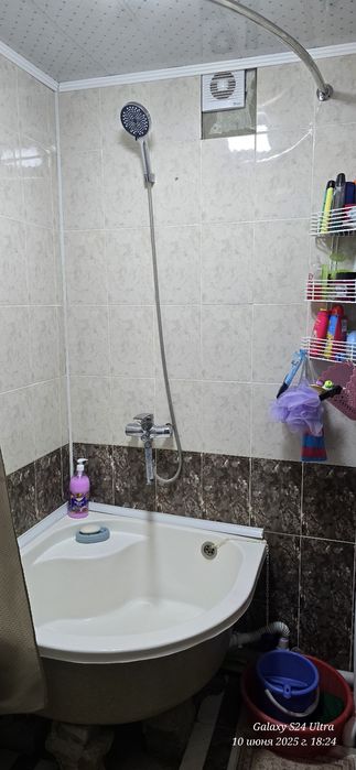 Продаётся 3х  комнатная квартира с обстановкой и ремонтом торг уместен