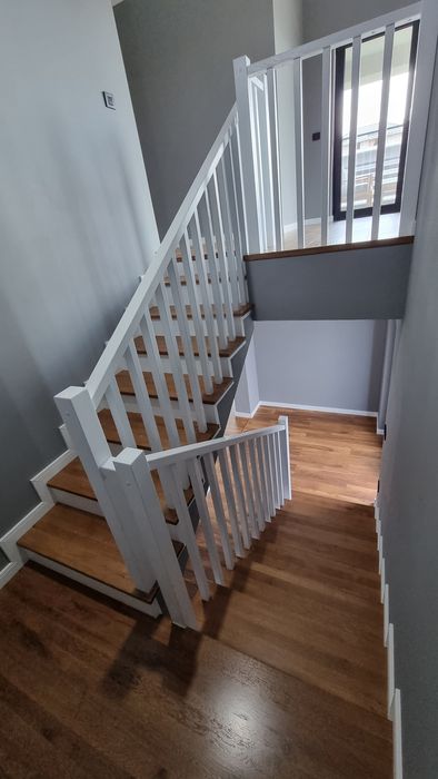 Scări interioare și balustrade din lemn masiv – Stejar, Frasin, Fag