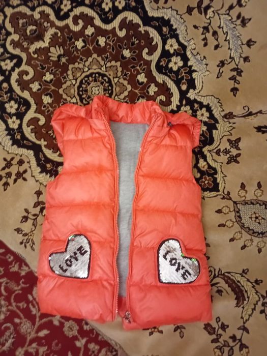 Продам новую желетку для девочки