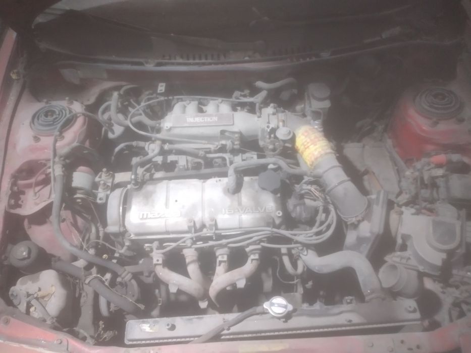 Продаю машину Mazda 323 слепая.