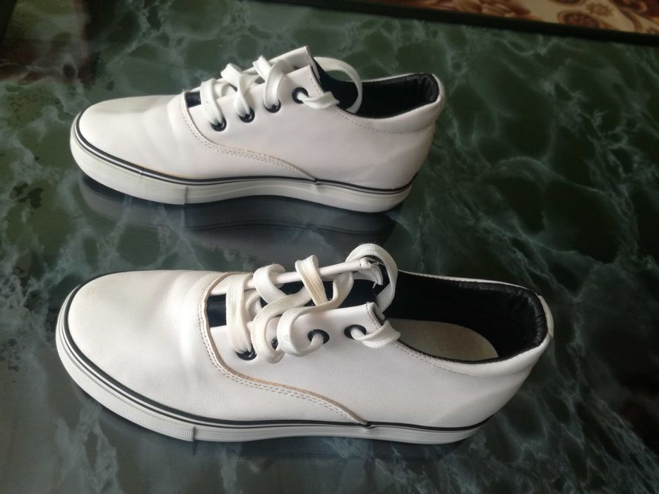 Продавам Спортни бели маратонки-Eyas