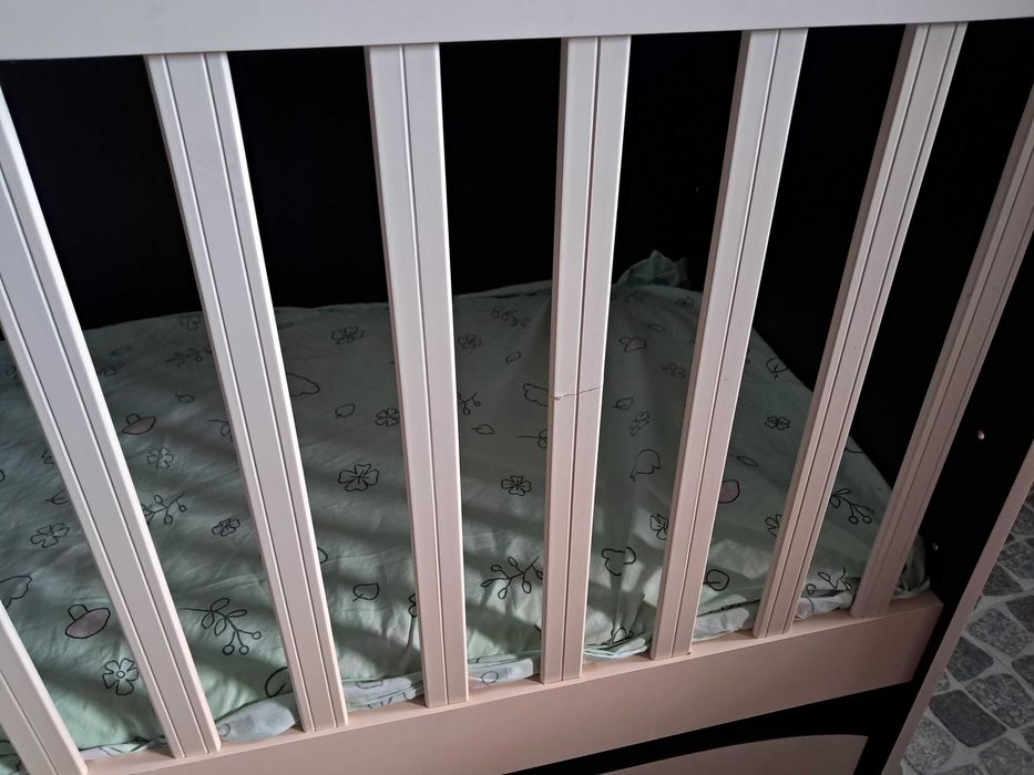 Бебешко легло с люлеещ се механизъм