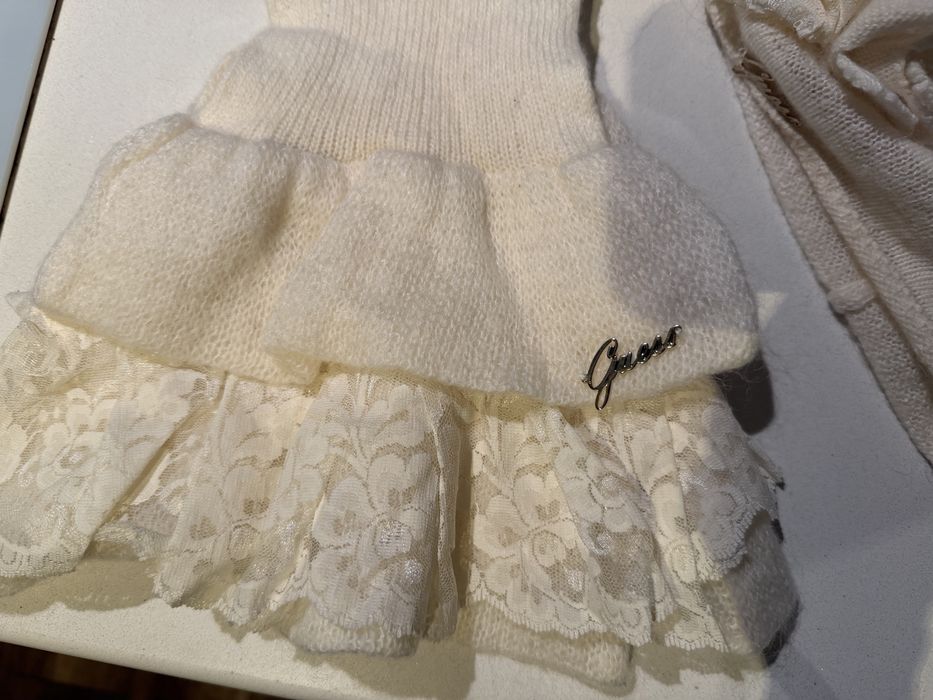 Оригинален комплект-  шапка и шал на марката  Guess  в цвят екрю