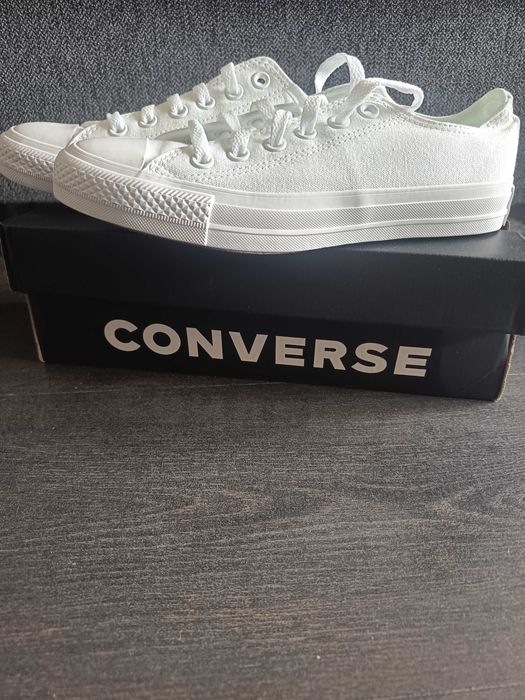 Нови оригинални дамски кецове Converse 38 номер.