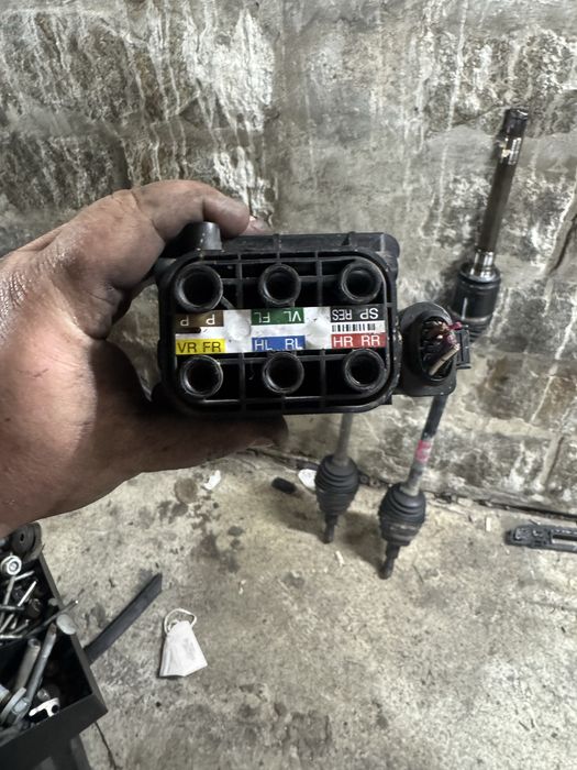 Разпределител въздушно окачване за Mercedes Ml w164//R class W251