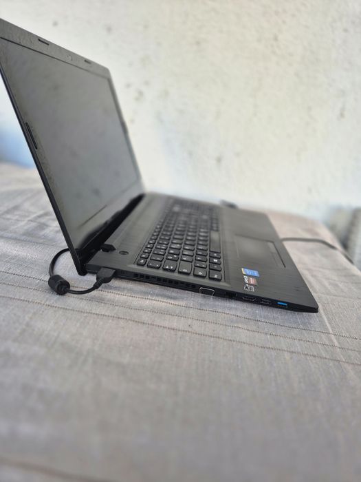 Laptop Lenovo i5 cu Radeon Graphics