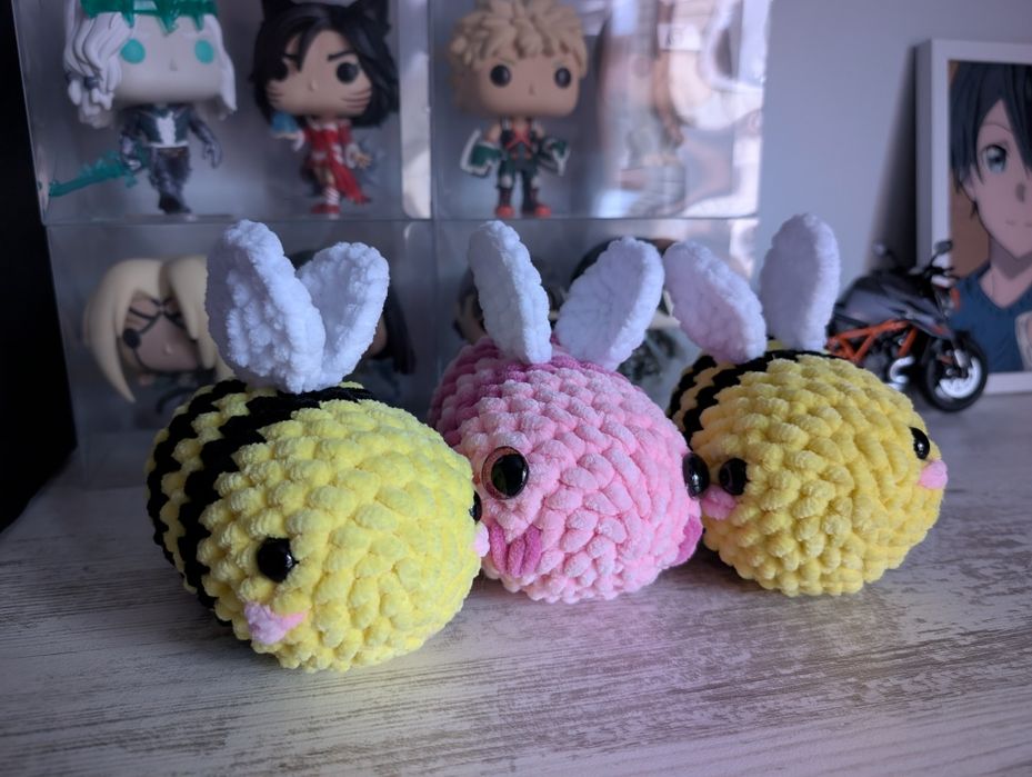 Плетени играчки – любовна пчеличка и обикновена пчеличка