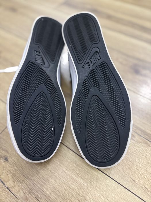 Обувки Nike.