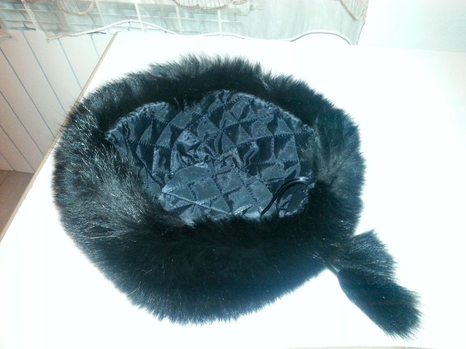 Caciula dama neagra blana naturala cu aplicatii la spate 61,5 cm