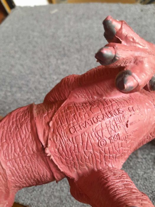 Два гумени динозавъра играчки