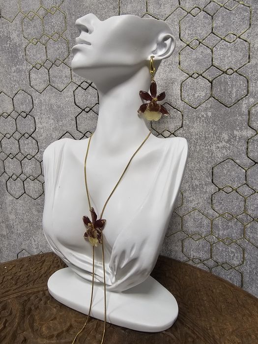 Колие с естествен цвят на мини орхидея.