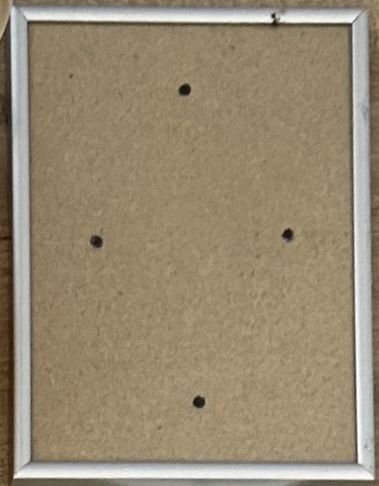 ramă foto cu un design minimalist și finisaj metalic