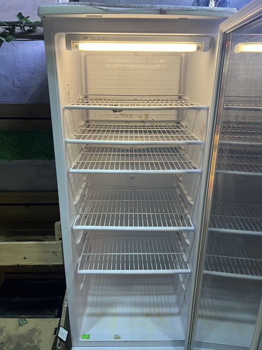 Витриной холодильник