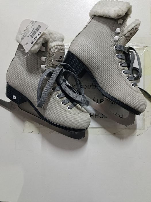 Коньки фигурные.