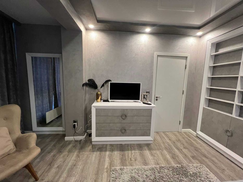 Дава се под наем Тристаен апартамент в Варна, Център - 74 кв.м за 1100 € - Снимка #18