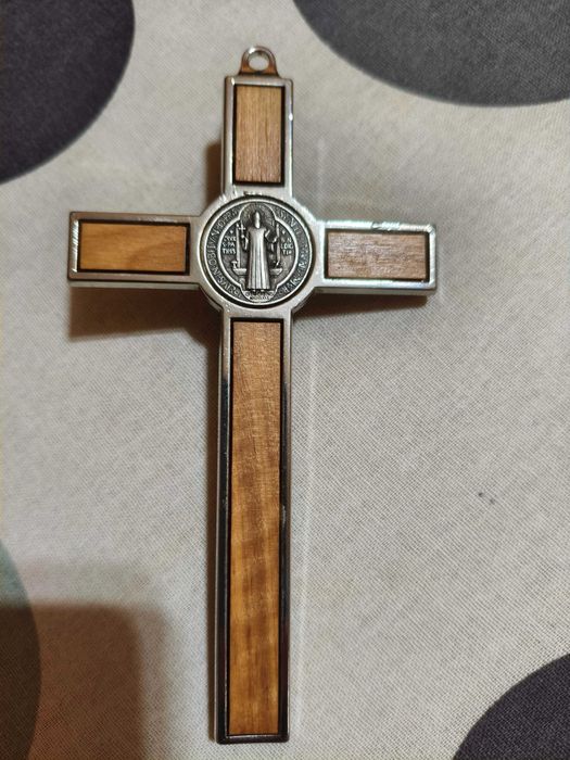 Cruce de perete din lemn de măslin cu Sfântul Benedict, 19 cm