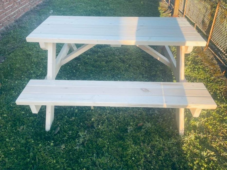 Градинска маса с пейки